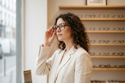 Femme portant des lunettes tendance à monture carrée oversize en écaille de tortue dans une boutique d'optique parisienne
