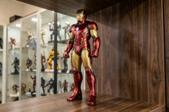 Statue Iron Man de collection en résine peinte avec détails d'armure rouge et or sur une étagère en bois de collectionneur