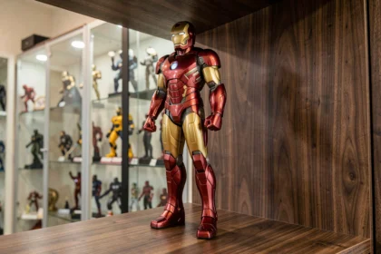 Statue Iron Man de collection en résine peinte avec détails d'armure rouge et or sur une étagère en bois de collectionneur