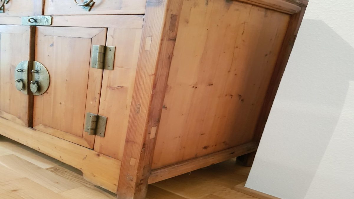 Transformation élégante : relooking d’un meuble de salon en merisier