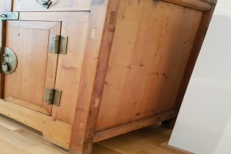 Transformation élégante : relooking d’un meuble de salon en merisier