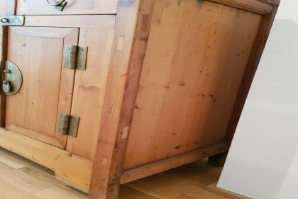 Transformation élégante : relooking d’un meuble de salon en merisier
